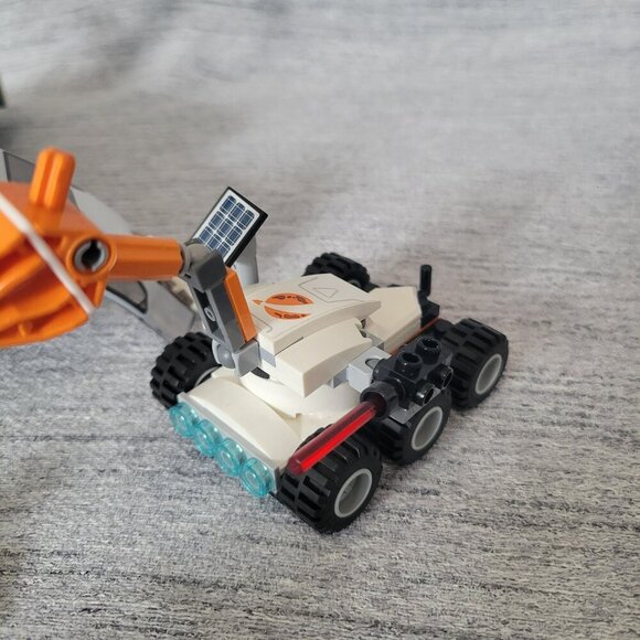 LEGO CITY: Mars Research Shuttle (60226) - Picture 6 of 14